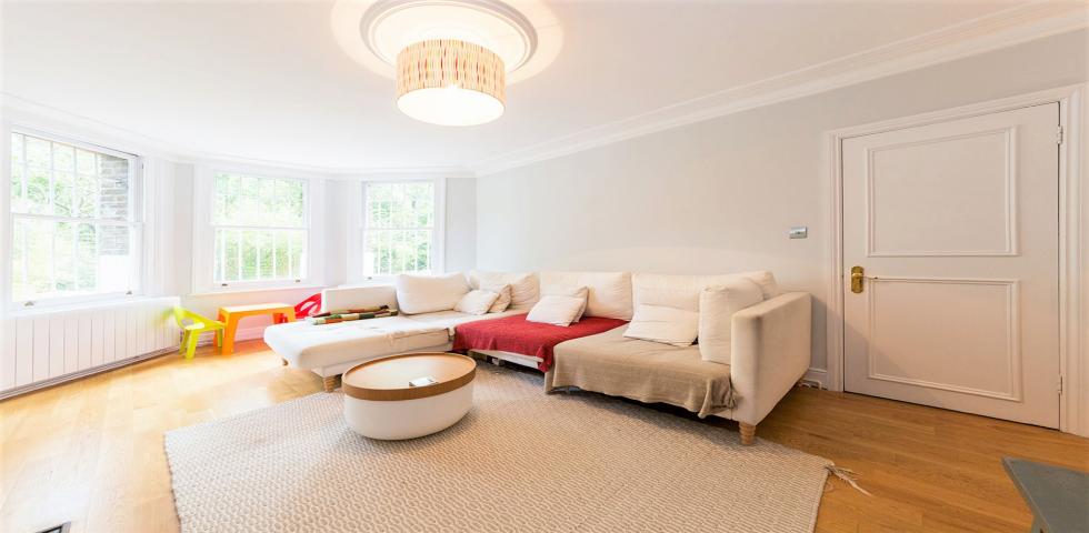 			PRIVATE GARDEN, 3 Bedroom, 3 bath, 1 reception Flat			 Christchurch Avenue, KILBURN